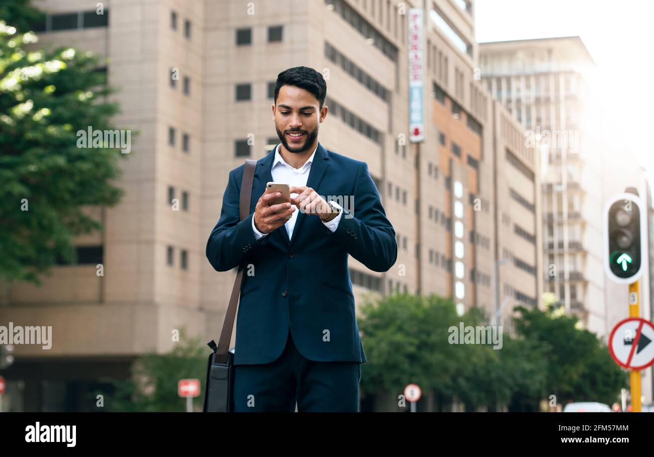 Giovane imprenditore nella città Foto Stock