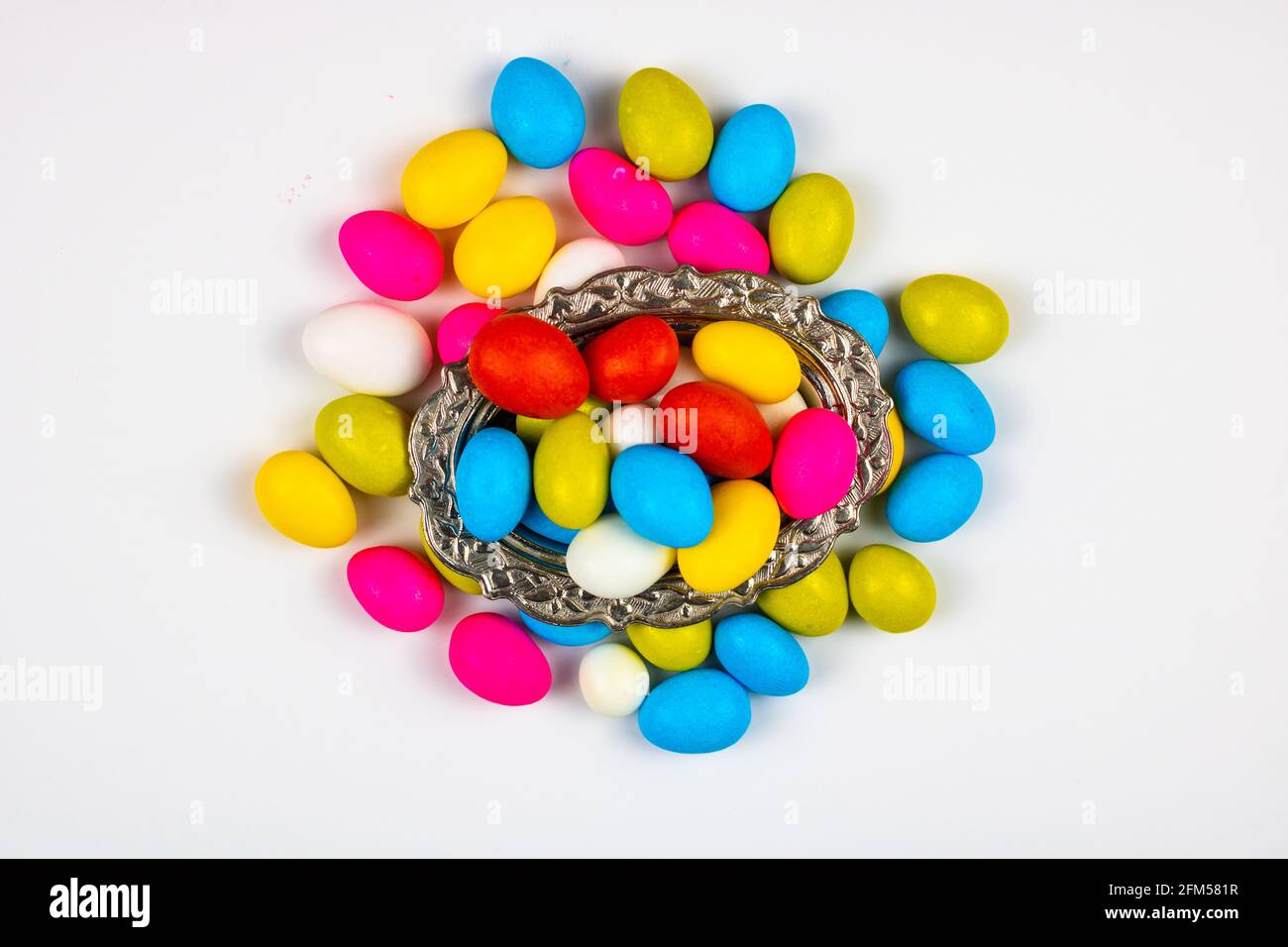 Caramelle colorate nella ciotola e intorno ad essa. Foto di alta qualità. EID al fitr, ramazan bayrami o ramadan festa sfondo. Foto Stock