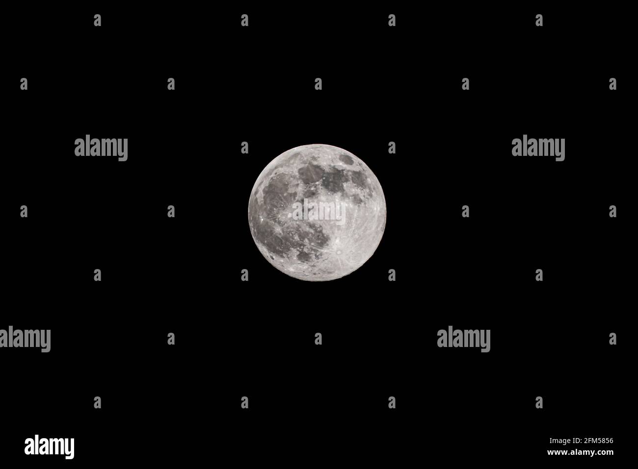 Luna piena nel cielo Foto Stock