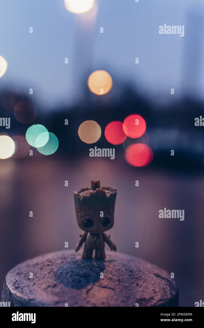DORTMUND, GERMANIA - 29 aprile 2021: Little Groot con un bel bokeh sullo sfondo. Groot è un personaggio della Marvel universum. Foto Stock