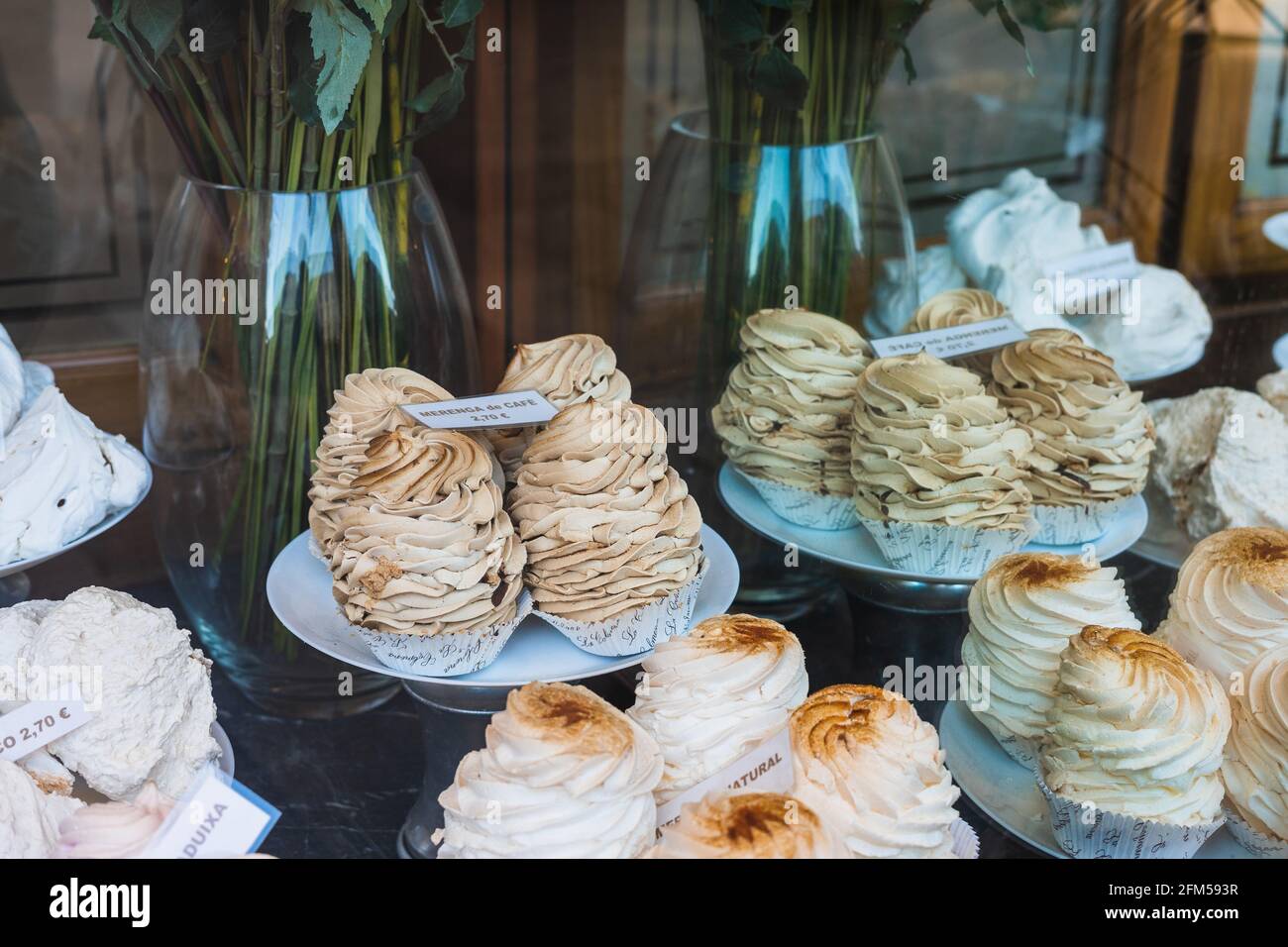 vecchia vetrina di dolci tipici Foto Stock