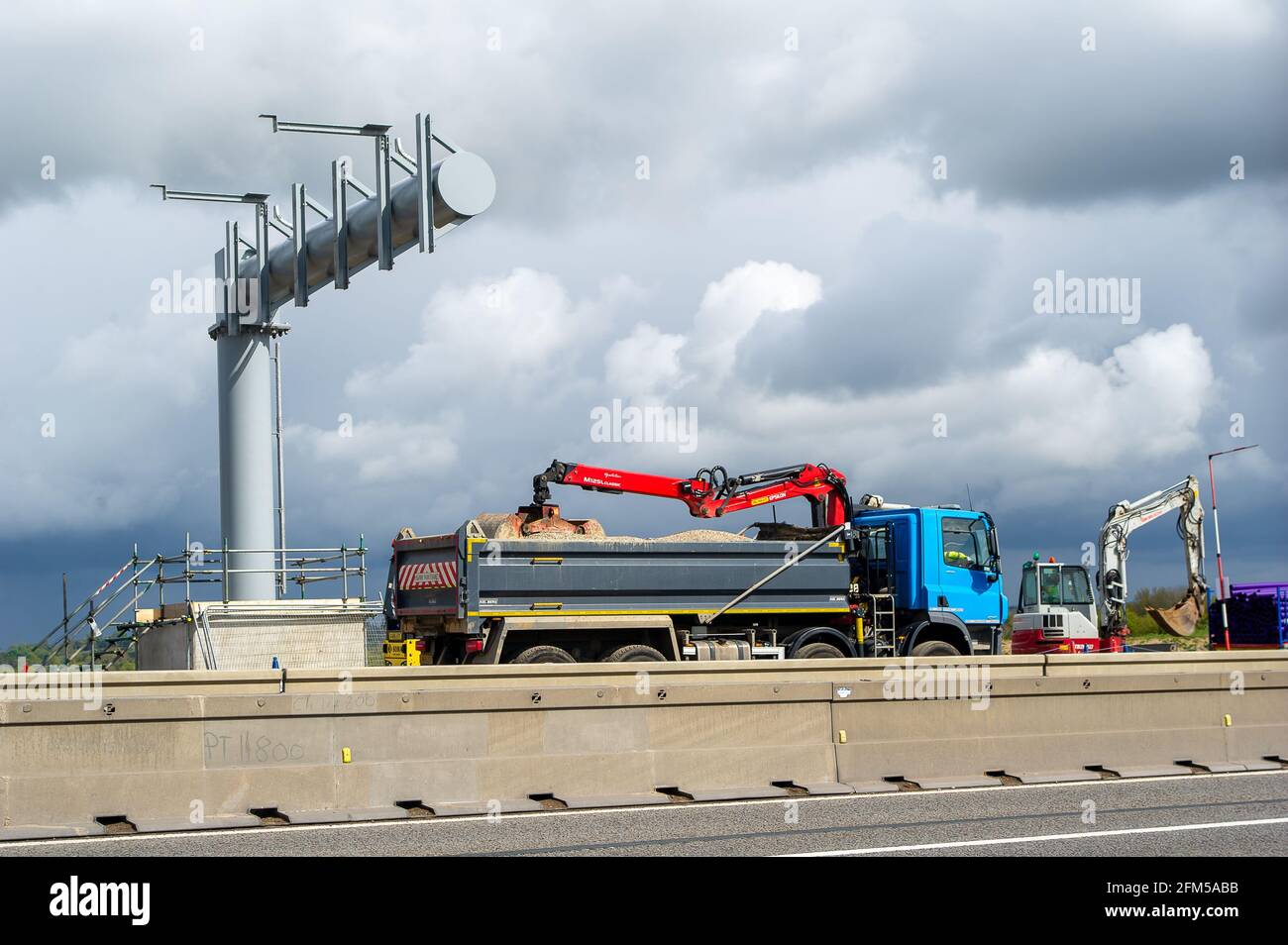 Dorney Reach, Buckinghamshire, Regno Unito. 6 maggio 2021. Viene costruito un nuovo gantry sopra M4. La M4 è stata aggiornata a una Smart Motorway con All-Lane-Running (ALR). Le corsie sulla M4 sono attualmente ancora più strette del normale e ci sono incidenti gravi regolari sui tratti del Buckinghamshire e del Berkshire della M4. Il segretario ai trasporti Grant Shapps ha annunciato che non sarà consentito l'apertura di ulteriori autostrade ALR senza che venga messa in atto la tecnologia radar per individuare i veicoli fermi. Negli ultimi 5 anni sono stati 38 i decessi su Smart autostrade nel Regno Unito. Credito: Maureen McLean/Ala Foto Stock