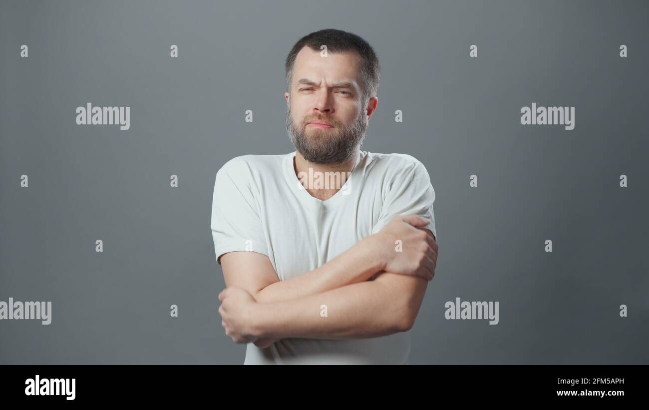 Tiro di un giovane surgelato con la barba Foto Stock