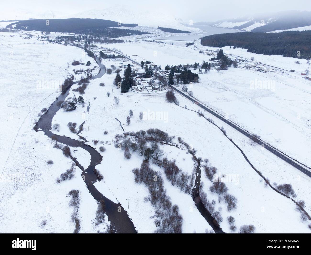 Dalwhinnie, Scozia, Regno Unito. 6 maggio 2021. Vista aerea del paesaggio innevato nel Passo di Drumochter ad alta quota a Dalwhinnie nelle Highlands scozzesi. PIC; il villaggio di Dalwhinnie in un paesaggio innevato. Iain Masterton/Alamy Live News Foto Stock
