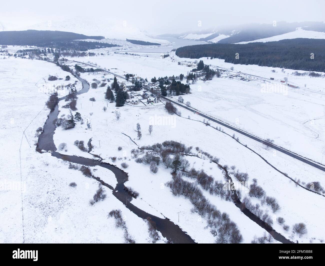 Dalwhinnie, Scozia, Regno Unito. 6 maggio 2021. Vista aerea del paesaggio innevato nel Passo di Drumochter ad alta quota a Dalwhinnie nelle Highlands scozzesi. PIC; il villaggio di Dalwhinnie in un paesaggio innevato. Iain Masterton/Alamy Live News Foto Stock
