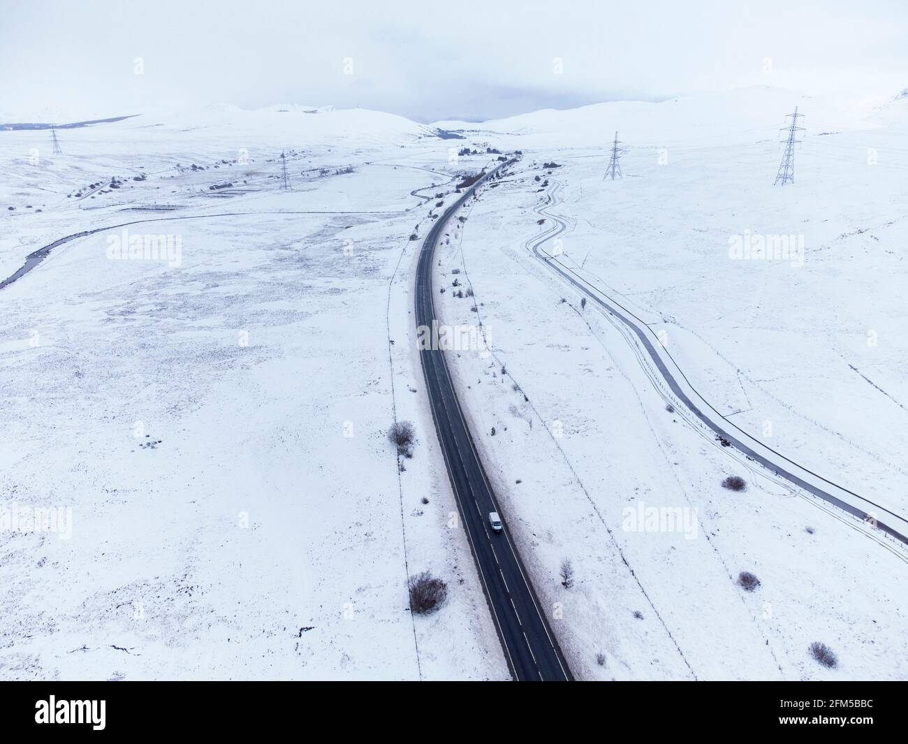 Dalwhinnie, Scozia, Regno Unito. 6 maggio 2021. Vista aerea del paesaggio innevato nel Passo di Drumochter ad alta quota a Dalwhinnie nelle Highlands scozzesi. PIC; l'autostrada A9 si snoda verso nord attraverso un Passo Drumochter coperto di neve. Iain Masterton/Alamy Live News Foto Stock