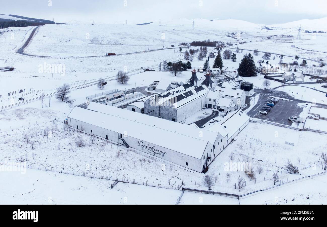Dalwhinnie, Scozia, Regno Unito. 6 maggio 2021. Vista aerea del paesaggio innevato nel Passo di Drumochter ad alta quota a Dalwhinnie nelle Highlands scozzesi. PIC; distilleria di whisky di scotch Dalwhinnie in un paesaggio innevato. Iain Masterton/Alamy Live News Foto Stock
