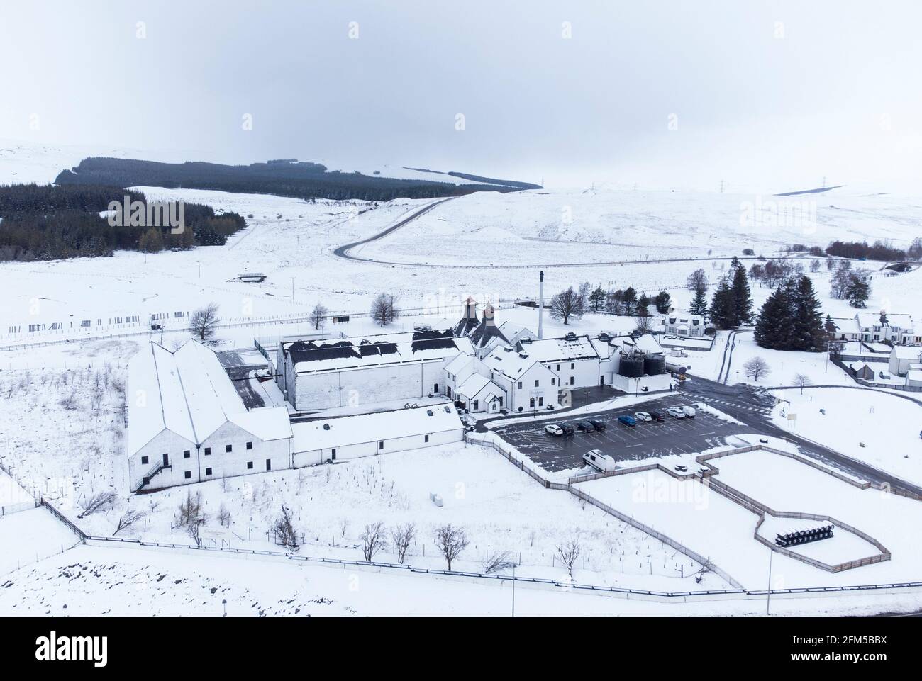 Dalwhinnie, Scozia, Regno Unito. 6 maggio 2021. Vista aerea del paesaggio innevato nel Passo di Drumochter ad alta quota a Dalwhinnie nelle Highlands scozzesi. PIC; distilleria di whisky di scotch Dalwhinnie in un paesaggio innevato. Iain Masterton/Alamy Live News Foto Stock