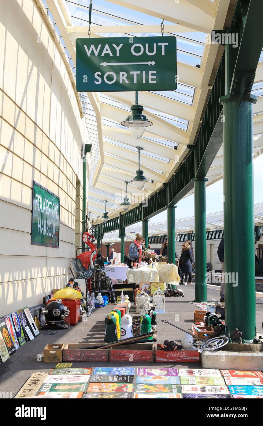 Il mercato artigianale domenicale nella stazione ferroviaria restaurata sull'Harbour Arm, Folkestone, Kent, UK Foto Stock