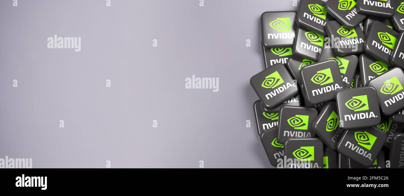 Logo della società tecnologica nvidia che progetta chip di schede grafiche e server su un mucchio su un tavolo. Spazio di copia. Formato banner Web Foto Stock