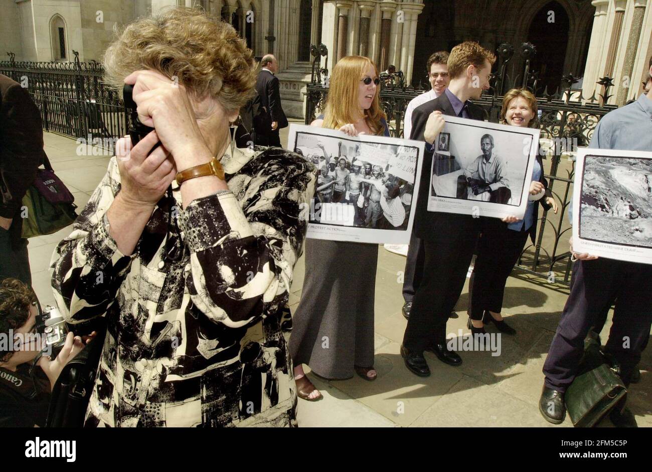 GRUPPO DI CAMPAGNA ACTSA MAGGIO 2001PROTESTING FUORI DELLA HIGH COURT OGGI COME NUOVA PROVA CHE DIMOSTRA CHE LA MAGGIOR PARTE DEI RICHIEDENTI SUDAFRICANI HANNO UN FORTE CASO NELLA LORO BATTAGLIA DI RISARCIMENTO AMIANTO CONTRO LA SOCIETÀ BRITANNICA CAPE PLC Foto Stock