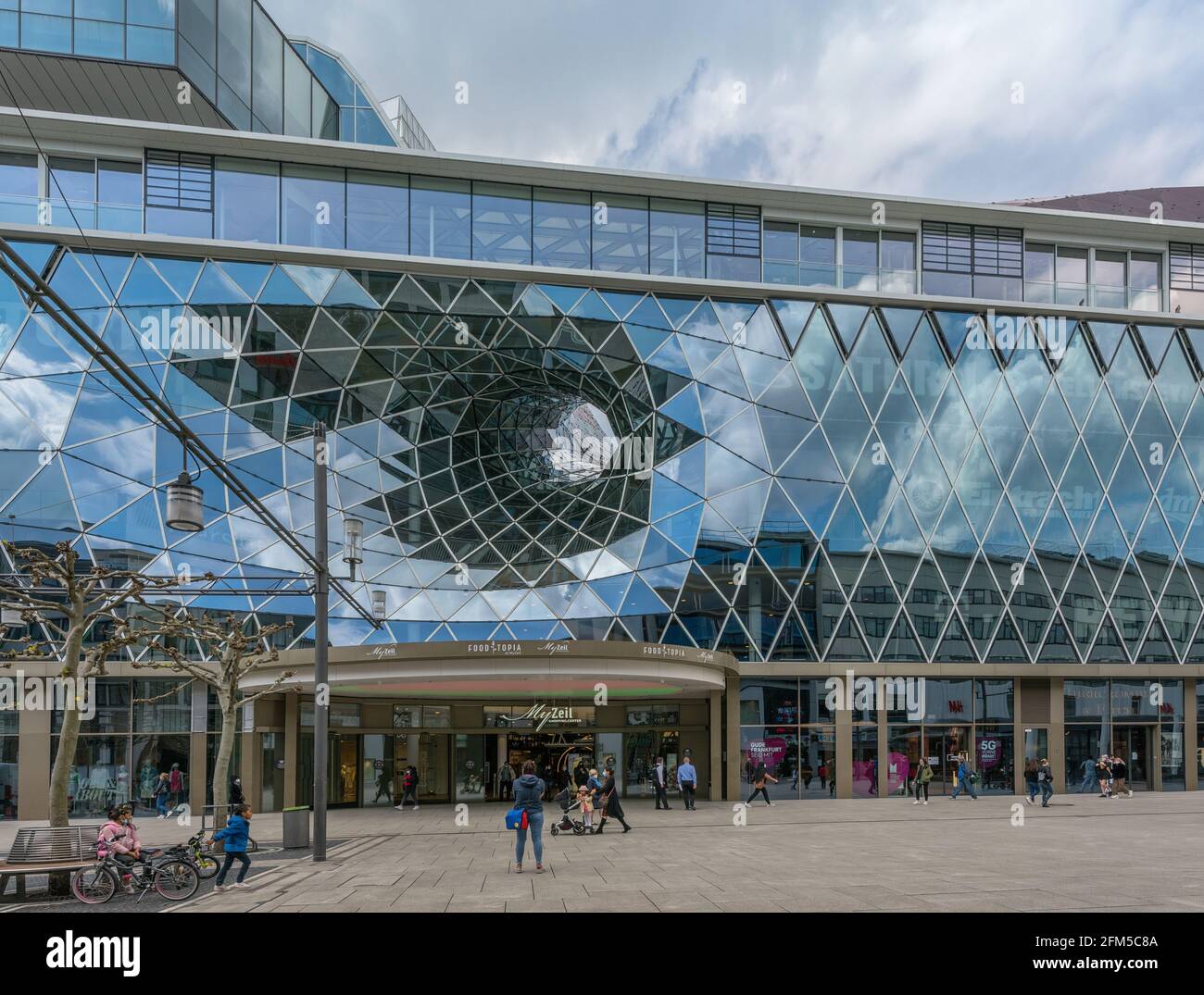 Vista del Zeil con l'ingresso del centro commerciale MyZeil, Francoforte, Germania Foto Stock
