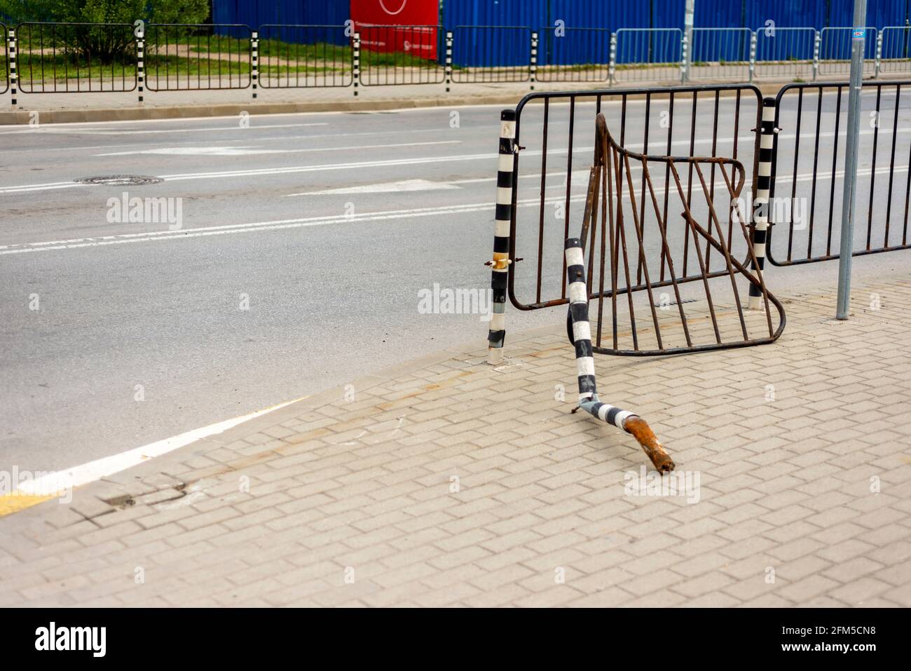 Vista vuota della strada con smontati arrugginiti e infrante barriera permanente dopo essere stato colpito da un veicolo per le strade di Sofia, Bulgaria. Concetto non sicuro. Foto Stock