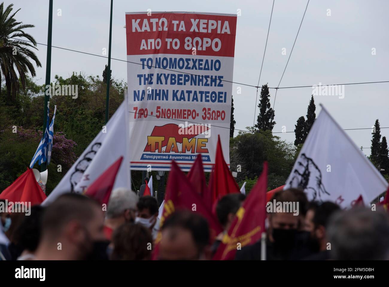 Atene, Grecia. 6 maggio 2021. I membri del PAME, il sindacato dei lavoratori affiliato al partito comunista greco KKE, detengono garofani e bandiere d'onda davanti al parlamento. Migliaia di persone sono scese in piazza per onorare il giorno di maggio e protestare contro la deregolamentazione del mercato del lavoro e l'abolizione della giornata lavorativa di 8 ore. Credit: Nikolas Georgiou/ZUMA Wire/Alamy Live News Foto Stock