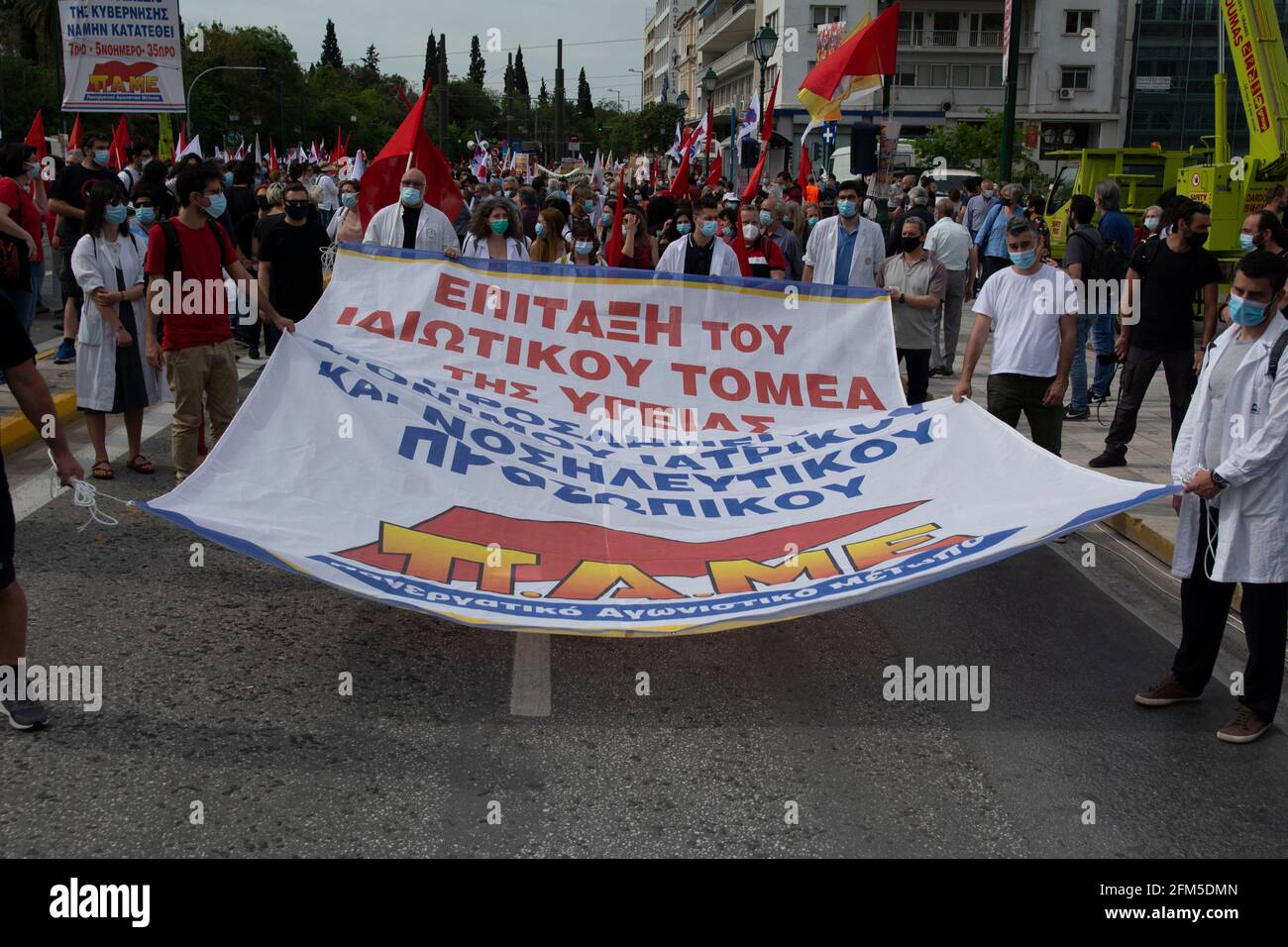 Atene, Grecia. 6 maggio 2021. I membri del PAME, il sindacato dei lavoratori affiliato al partito comunista greco KKE, detengono garofani e bandiere d'onda davanti al parlamento. Migliaia di persone sono scese in piazza per onorare il giorno di maggio e protestare contro la deregolamentazione del mercato del lavoro e l'abolizione della giornata lavorativa di 8 ore. Credit: Nikolas Georgiou/ZUMA Wire/Alamy Live News Foto Stock