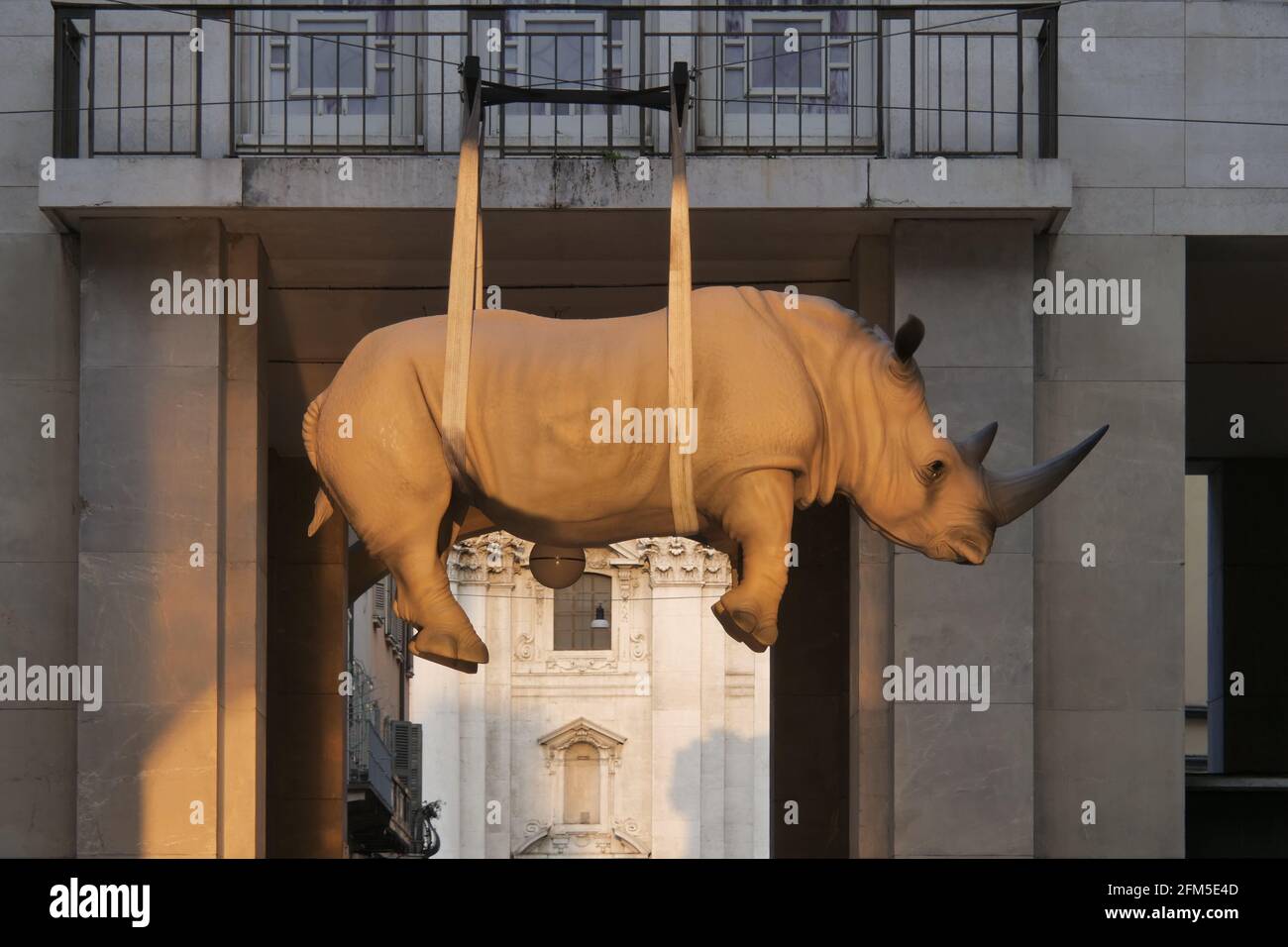 Scultura moderna nel centro di Brescia di Stefano Bombardieri: 'Il peso del tempo sospeso'. Opere d'arte originali e incredibili Foto Stock