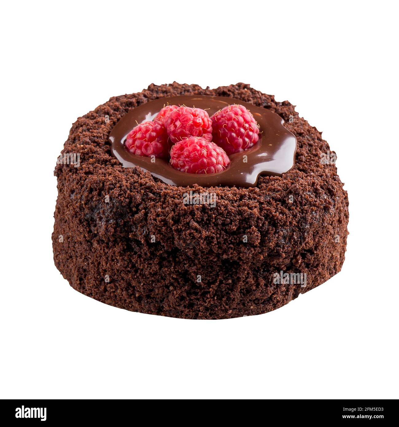 Mini torta di lamponi al cioccolato fondente isolata Foto Stock
