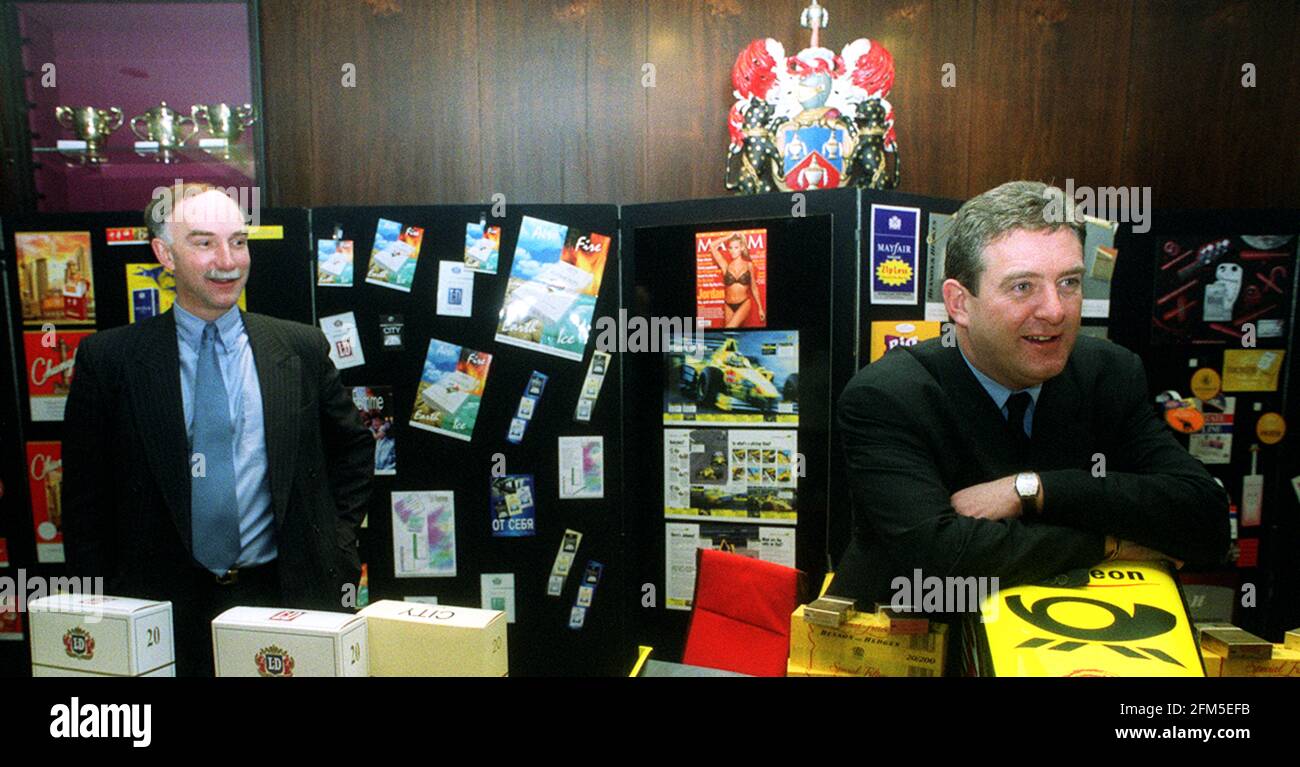 GALLAHER GROUP, CREATORI DI BENSON & SIEPI E TAGLIO DI SETA, HA ANNUNCIATO OGGI I SUOI RISULTATI PRELIMINARI. L-R: MARK ROLFE, DIRETTORE FINANZIARIO E NIGEL NORTHRIDGE, DIRETTORE GENERALE. 27.2.01 PIC:GIOVANNI VOOS Foto Stock