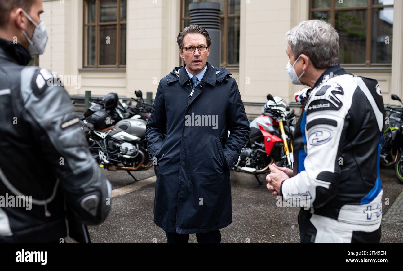 Berlino, Germania. 06 maggio 2021. Andreas Scheuer (M, CSU), Ministro federale dei trasporti e delle infrastrutture digitali, parla con i rappresentanti delle associazioni motociclistiche e dell'industria motociclistica dopo un incontro al Ministero federale dei trasporti. Nel luglio 2020 il Ministro Scheuer aveva invitato per la prima volta i rappresentanti della comunità motociclistica a una tavola rotonda. Nella riunione odierna, il gruppo di lavoro federale sulle motociclette (BAGMO) ha consegnato al ministro, come concordato, un documento strategico sul futuro del motociclismo in Germania. Credit: Bernd von Jutrczenka/dpa/Alamy Live News Foto Stock