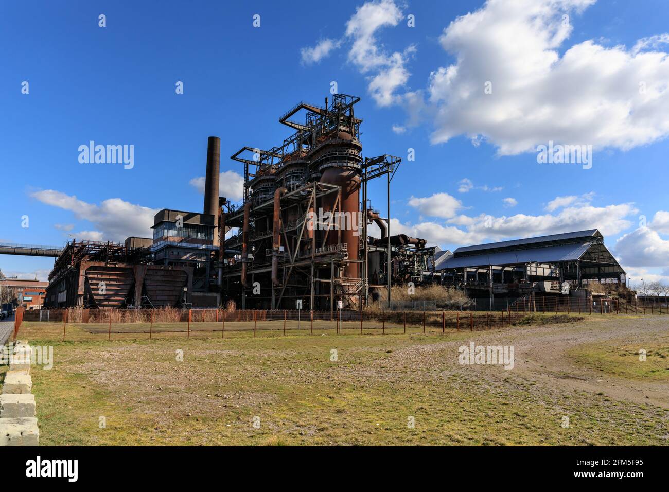 Le acciaierie e i ferri da altoforno Phoenix West disutilizzati, precedentemente parte dell'acciaio ThyssenKrupp a Dortmund, Germania Foto Stock