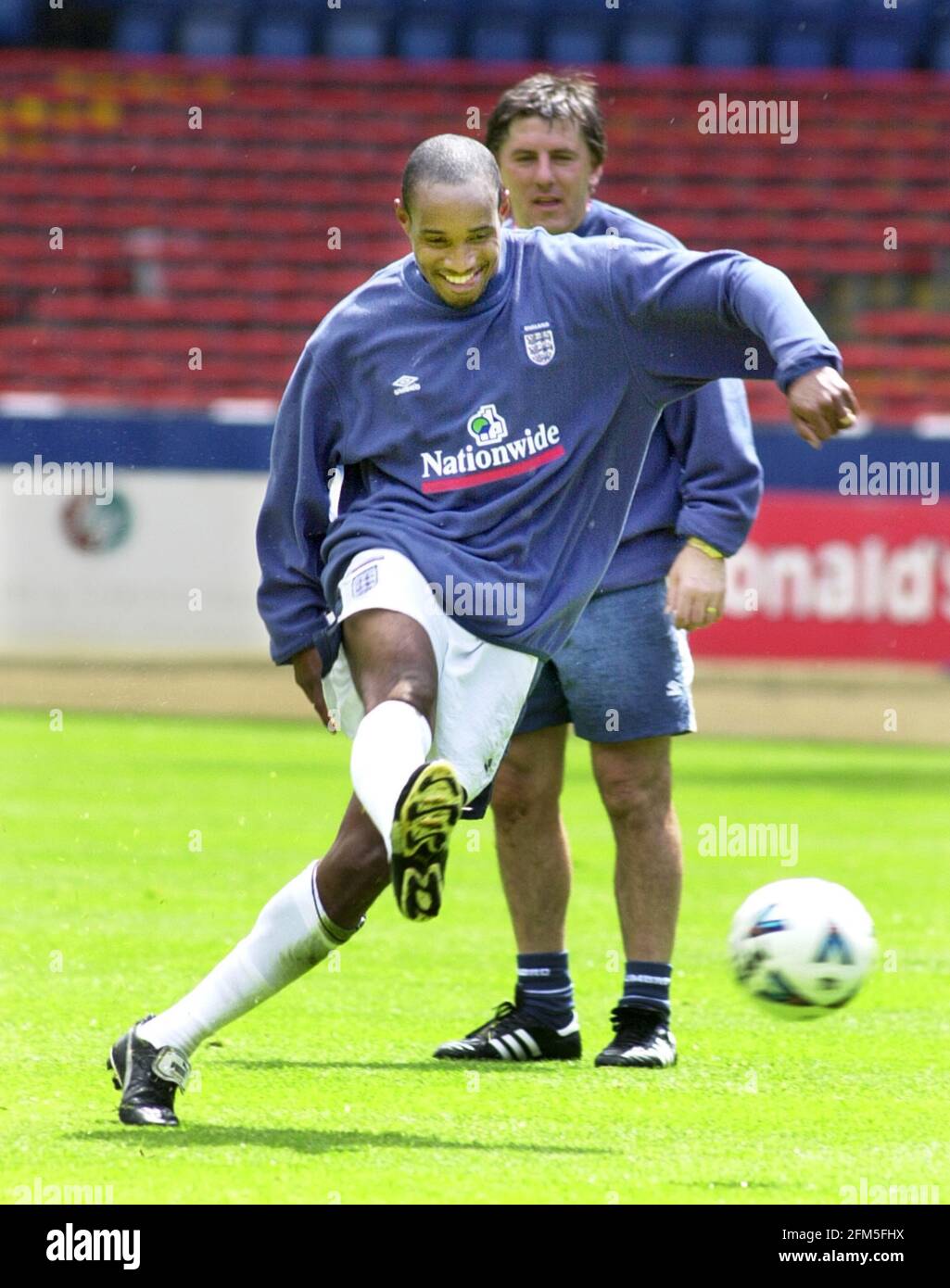 PAUL INCE INGHILTERRA CALCIATORE MAGGIO 2000 ALLENARSI A WEMBLEY Foto Stock PAUL INCE INGHILTERRA CALCIATORE MAGGIO 2000 ALLENARSI A WEMBLEY Foto Stock
