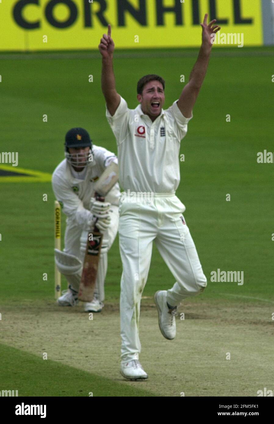 Ed Giddins Cricket Player of England, giugno 2000 prende il wicket di Whittle of Zimbabwe durante il secondo Test Match a Trent Bridge Foto Stock