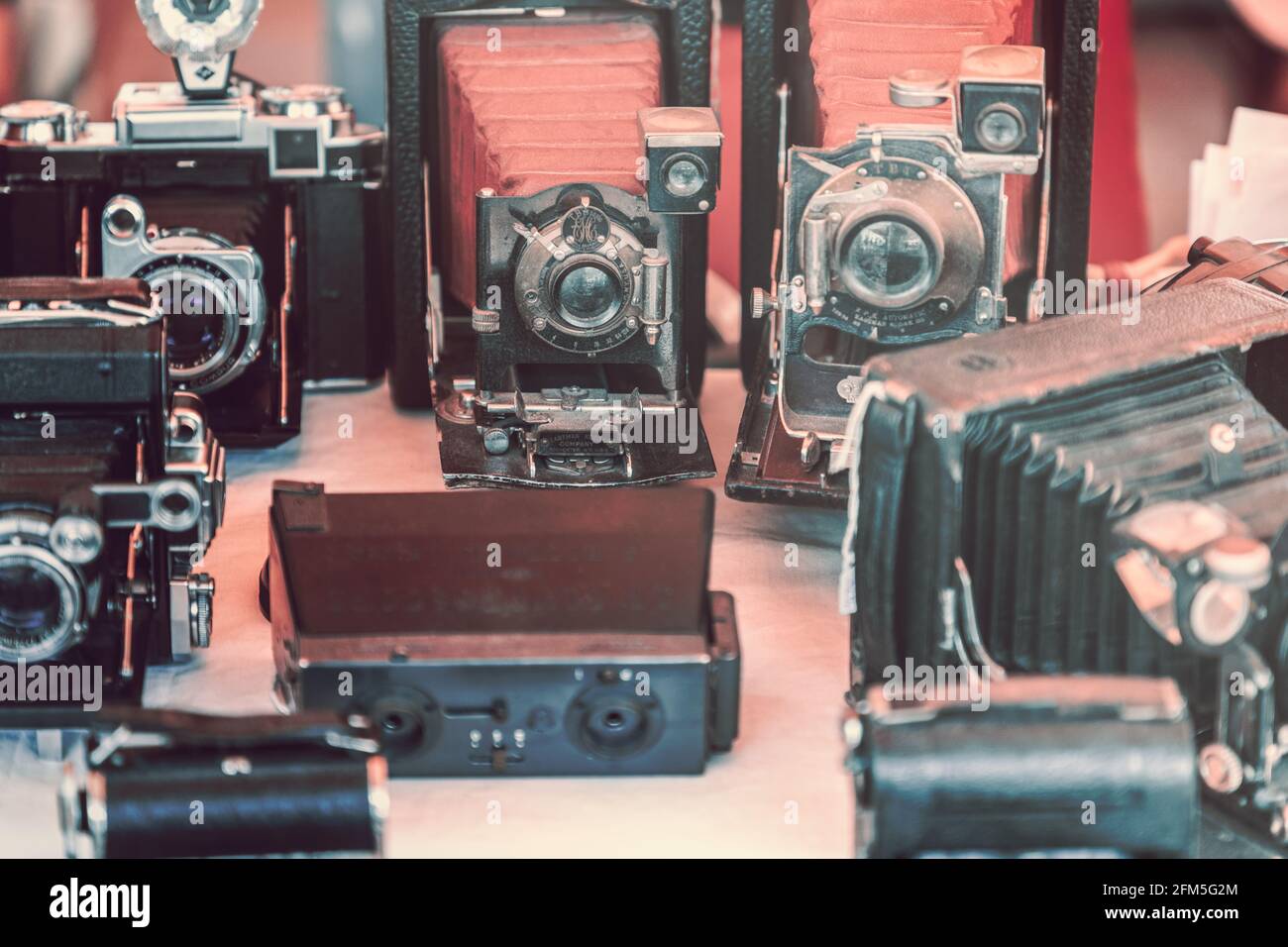 Fotocamere retrò su una vetrina di mercato vintage (effetto foto vintage) Foto Stock