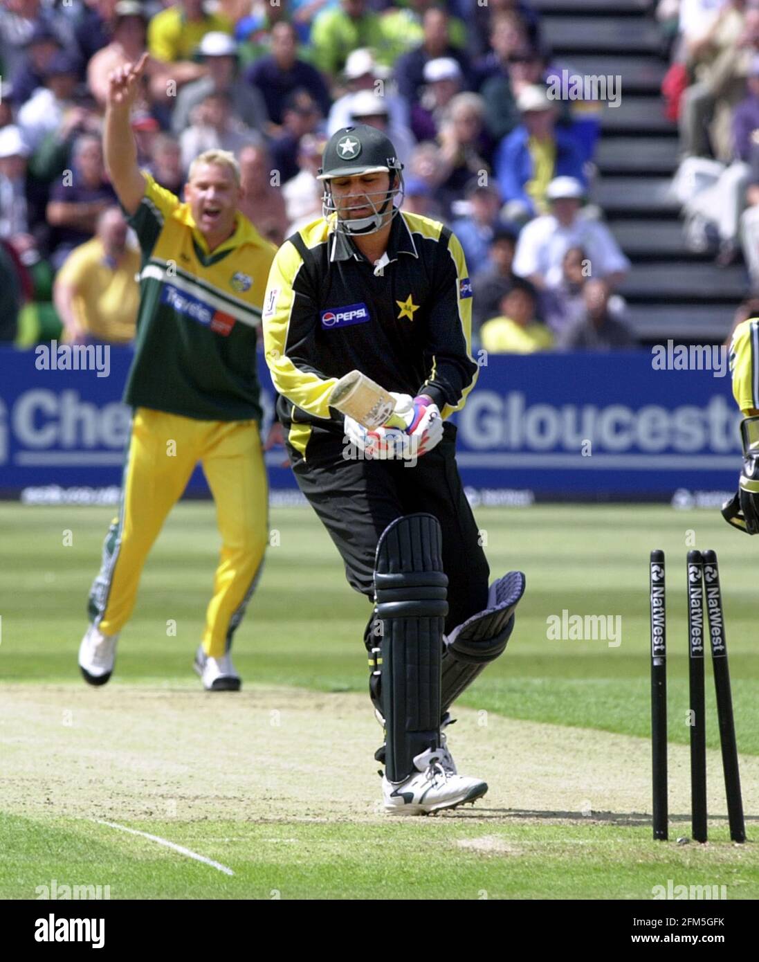 INZAMAN-UL-HAQ HA FATTO IL SUO INGRESSO NEL GIUGNO 2001 NELLA SERIE NATWEST CRICKET TROFEO CONTRO L'AUSTRALIA Foto Stock