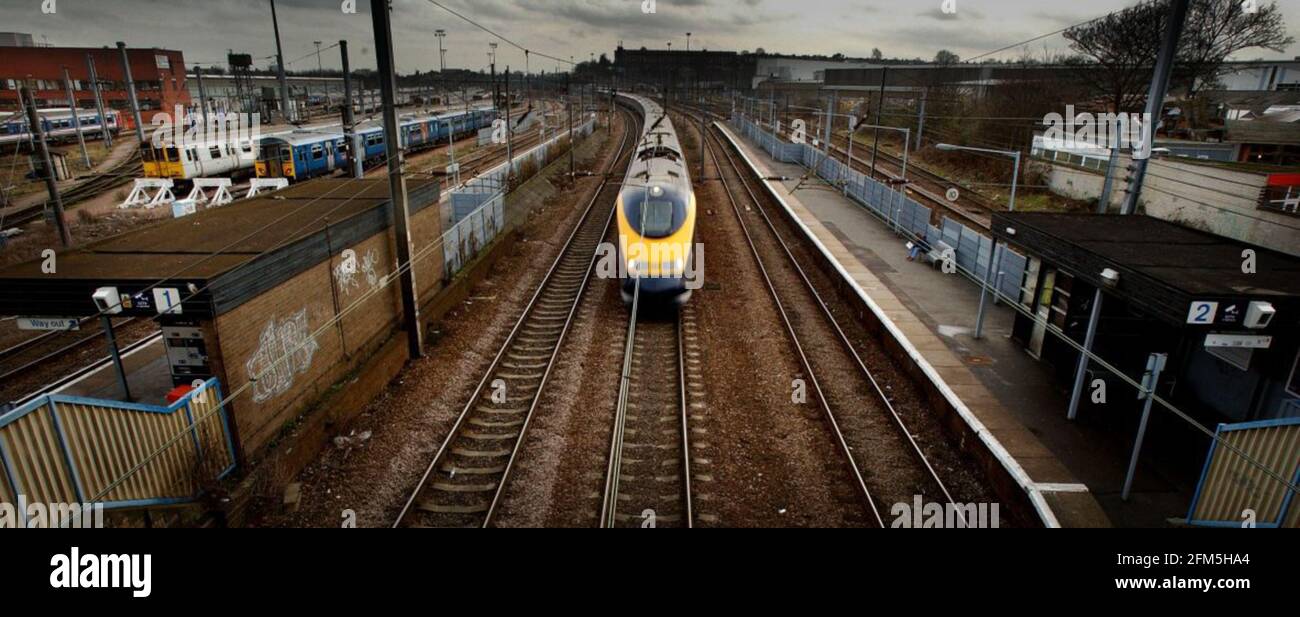 IL 2.30 DA KINGS CROSS PASSA ATTRAVERSO LA STAZIONE DI HORNSEY. 14/1/02 PILSTON Foto Stock