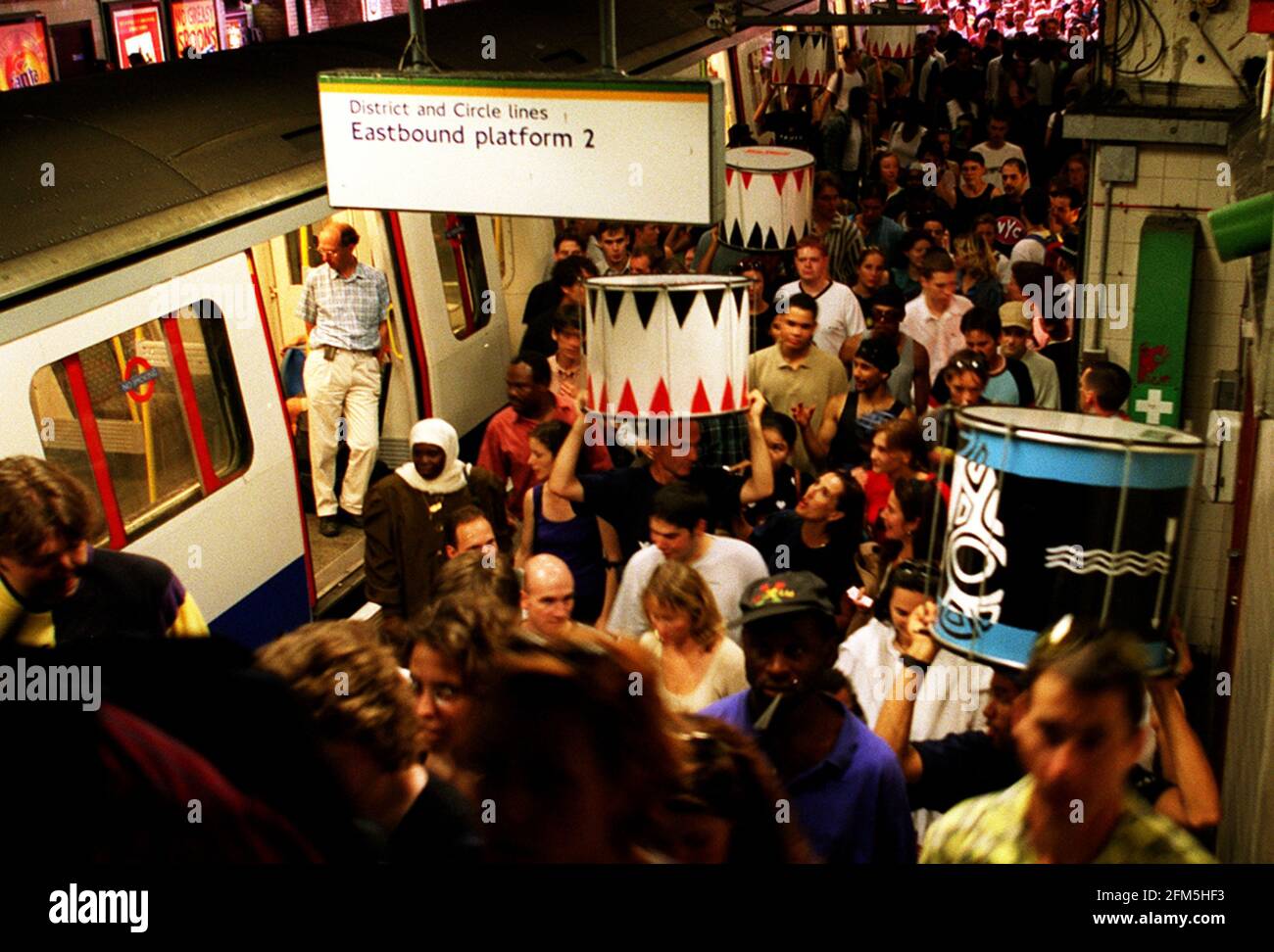 Bat la band arriva al Carnevale di Notting Hill ad agosto Arrivano 1997 membri della band francese brasiliana Bat la In metropolitana per il 32 ° Notting Hill Carnival ad ovest Londra Foto Stock