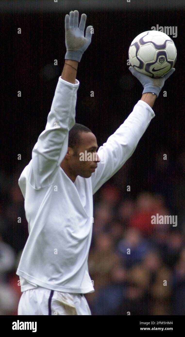 Arsenal / Leicester City Football Dicembre 2000 Thierry Henry con La palla di partita dopo aver segnato un hatrick a Highbury Foto Stock