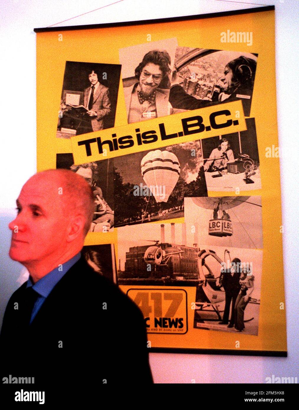 Brian Hayes ex presentatore LBC ottobre 1998 davanti una copia di un poster pubblicitario originale presso gli uffici Di LBC radio Station per celebrare 25 anni di Commercial Radio Foto Stock
