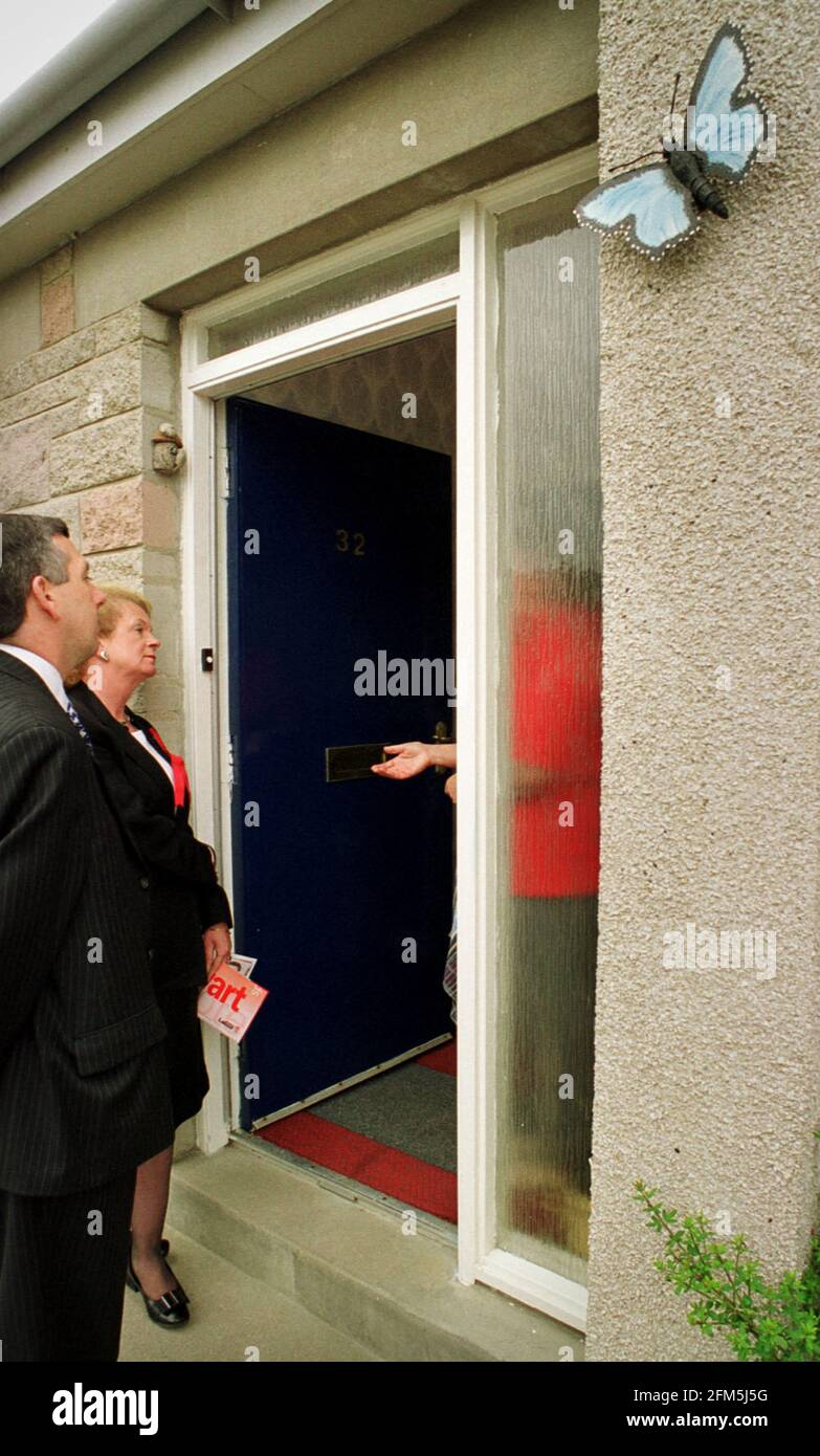 DAVID STEWART LABOUR ELEZIONE GENERALE 2001 CANDIDATO AL LAVORO DAVID STEWART CANVASING CON HELEN LIDDEL A NAIRN, NELLA SEDE MARGINALE A 4 VIE DI INVERNESS EAST , NAIRN E LOCHARBER. Foto Stock