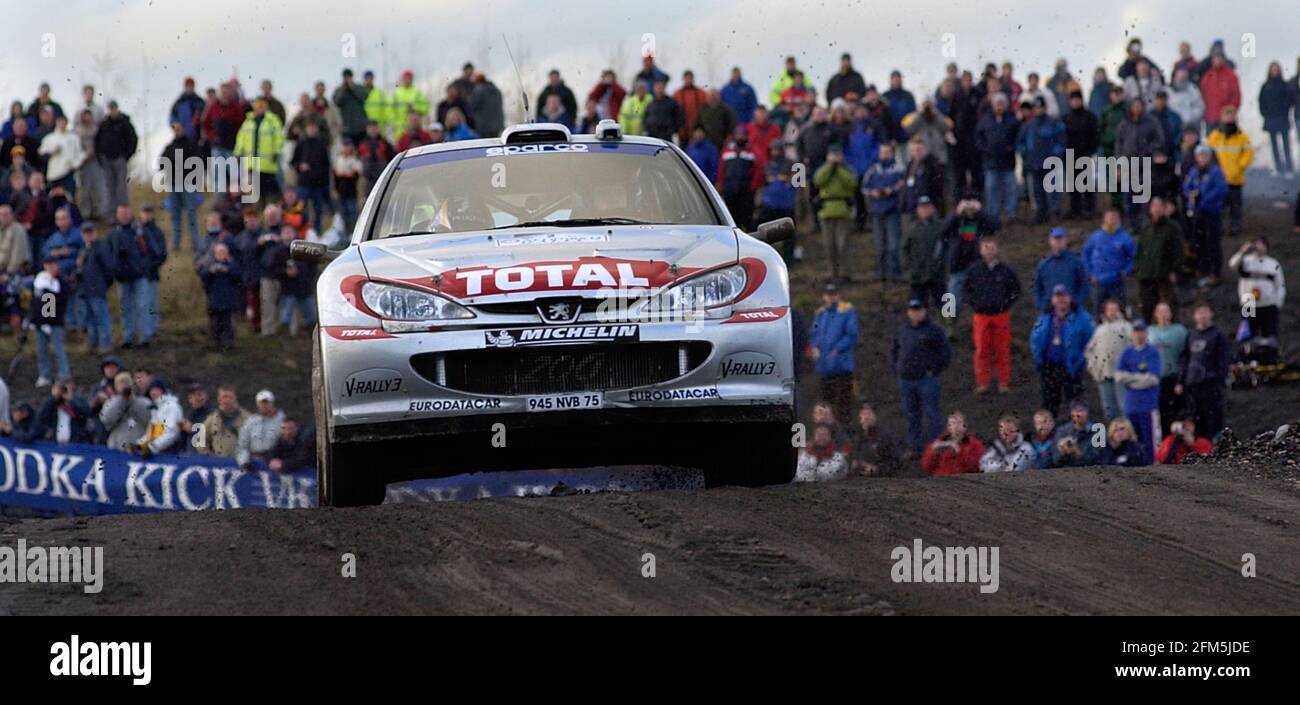 NETWORK Q RALLY DI GB 15/11/2002 RHEOLA SS6 NEL WALTERS ARENA MARCUS GRONHOLM (FIN) E TIMO RAUTIAINEN (FIN) DAVID ASHDOWN RALLY Foto Stock