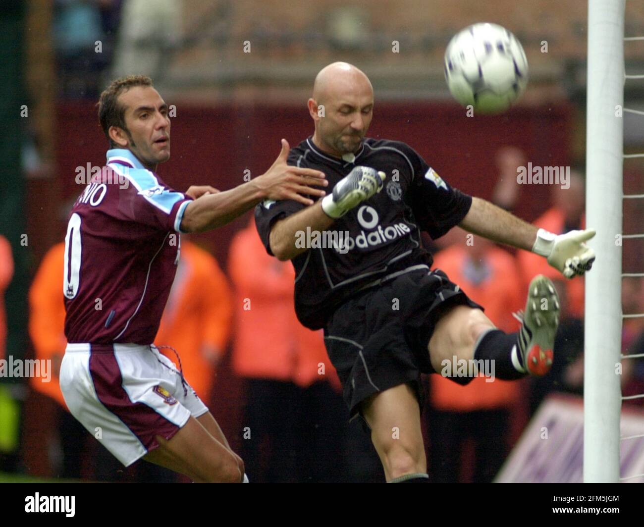 West Ham United / Manchester United Football 2000 agosto Fabien Barthez Paolo di Canio Foto Stock