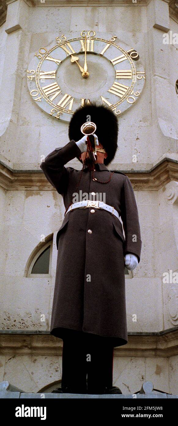 Lance Corporal Steven Perry, guardiani gallesi, suonando l'ultimo Post, di fronte all'orologio Horse Guards, per segnare alle 11.00 l'Armistace Day 1999. Attualmente è Silver Bugler del maggiore Generale, essendo stato giudicato il miglior bugler della Divisione Household per il secondo anno consecutivo. Foto Stock