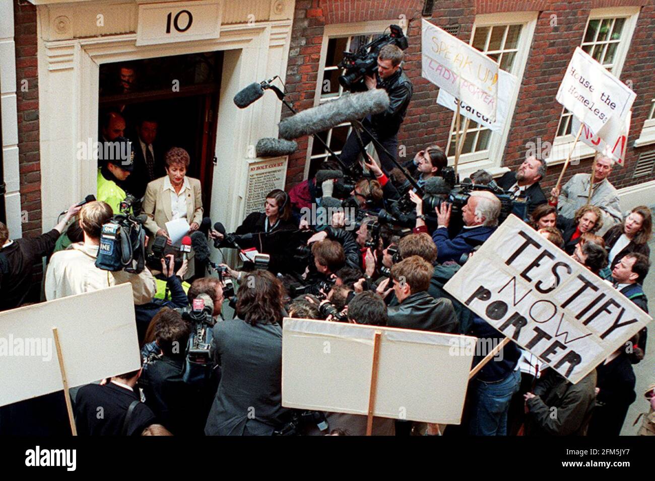 Dame Shirley Porter che era leader del Westminster City Council quando il regime delle case per i voti ha avuto luogo dà un conferenza stampa che annuncia il suo appello contro il revisore distrettuale who ha trovato la sua colpevole e surcharged 32 milione libbre contro lei e cinque altri consiglieri nelle case per il voto scandalo Foto Stock