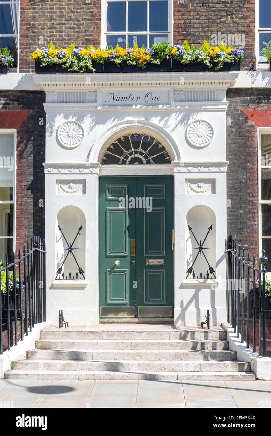 Entrata della residenza georgiana, numero uno, Bedford Square, Bloomsbury, London Borough of Camden, Greater London, England, Regno Unito Foto Stock