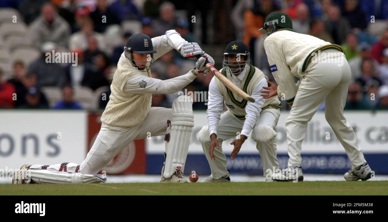 2° TEST INGHILTERRA V PAKISTAN GIUGNO 2001 AL VECCHIO TRAFFORD ATHERTON SUONA MUSHTAQ Foto Stock