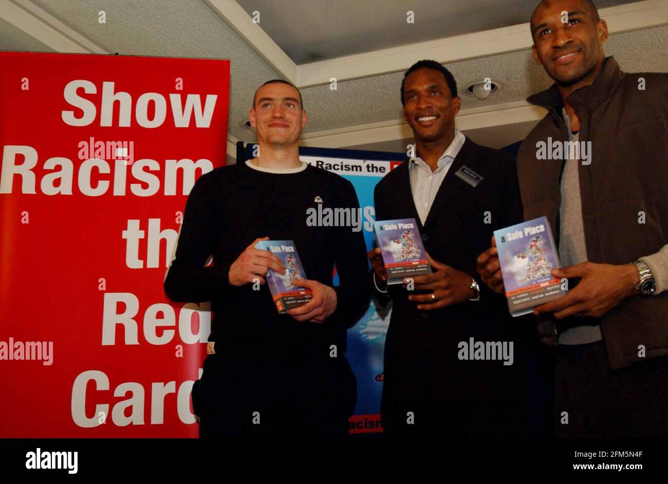 I CALCIATORI DI PREMIERSHIP STEPHEN BYWATER, SHAKA HISLOP E BRIAN DEAN AL LAUUNCH DI UN VIDEO ANTI RAZZISMO/ASILO CHIAMATO 'UN LUOGO SICURO',AT BATA A LONDRA.15/4/0 4 PILSTON Foto Stock