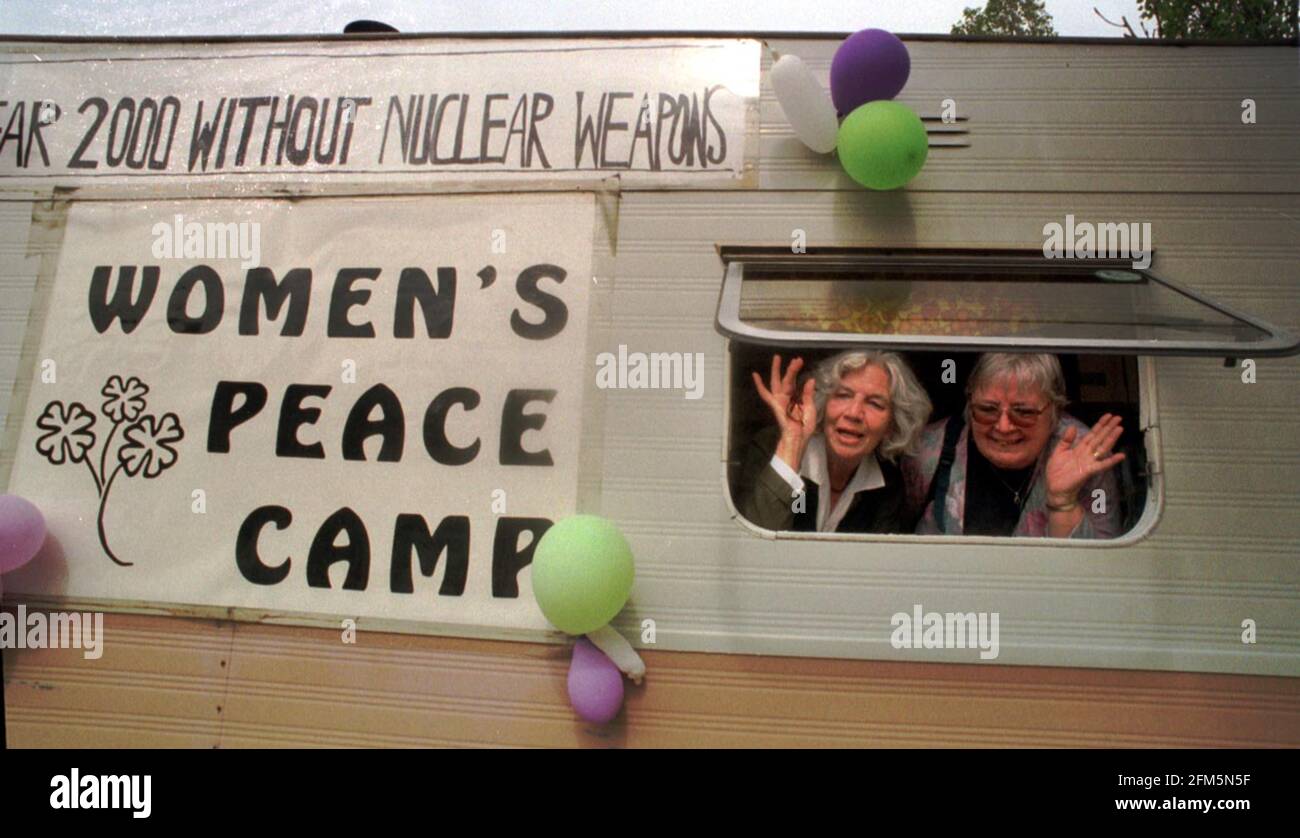 Le donne di Greenham Common finalmente si allontanano dopo 19 anni. Le due donne rimanenti, L-R: Sarah Hipperson e Jean Hutchinson nella carovana che è stata la loro casa. Foto Stock