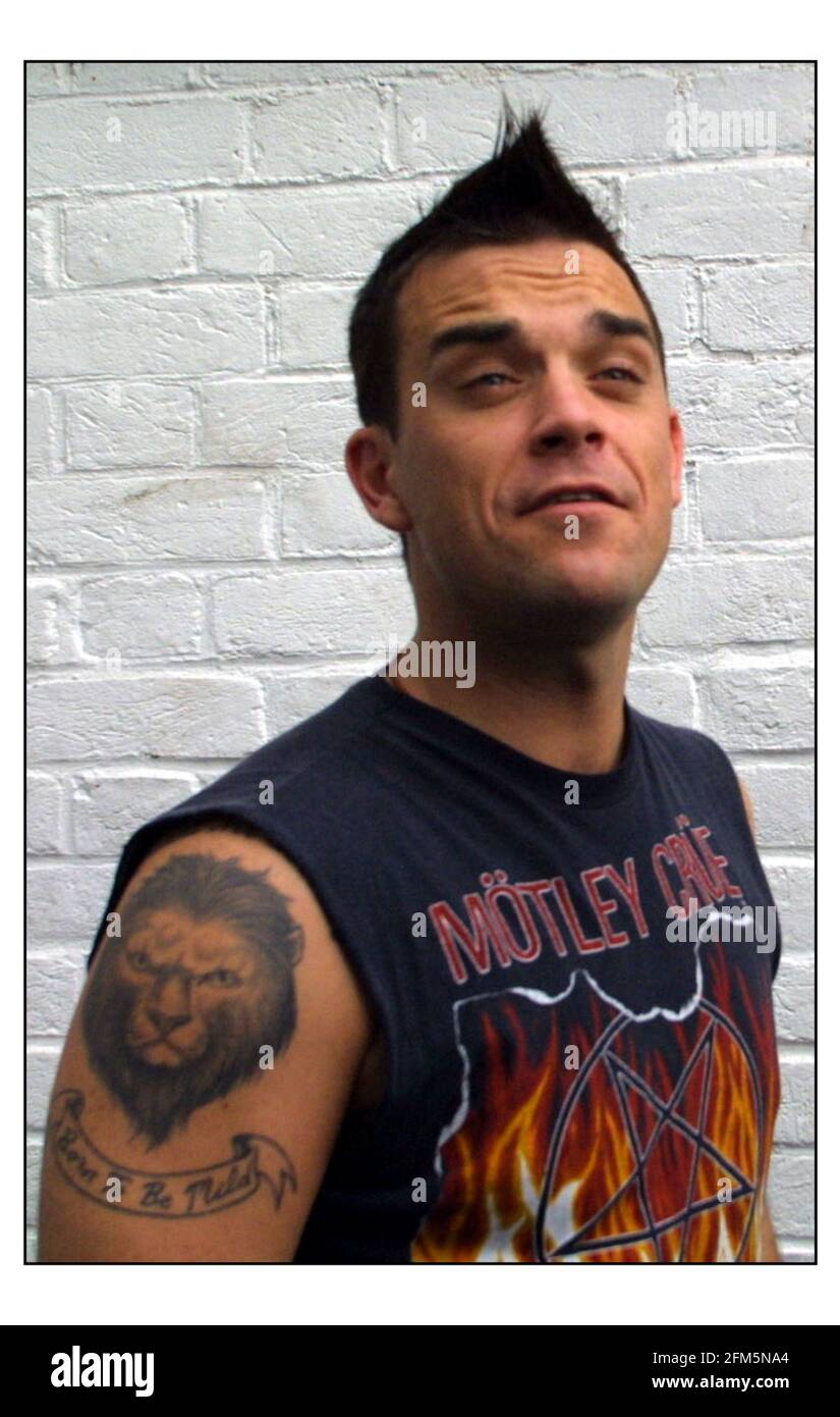 Robbie Williams in partenza, AD ESEMPIO Musica in Shepherds Bush dopo una conferenza stampa oggi re il suo nuovo accordo con EMI. pic David Sandison 2/10/2002 Foto Stock