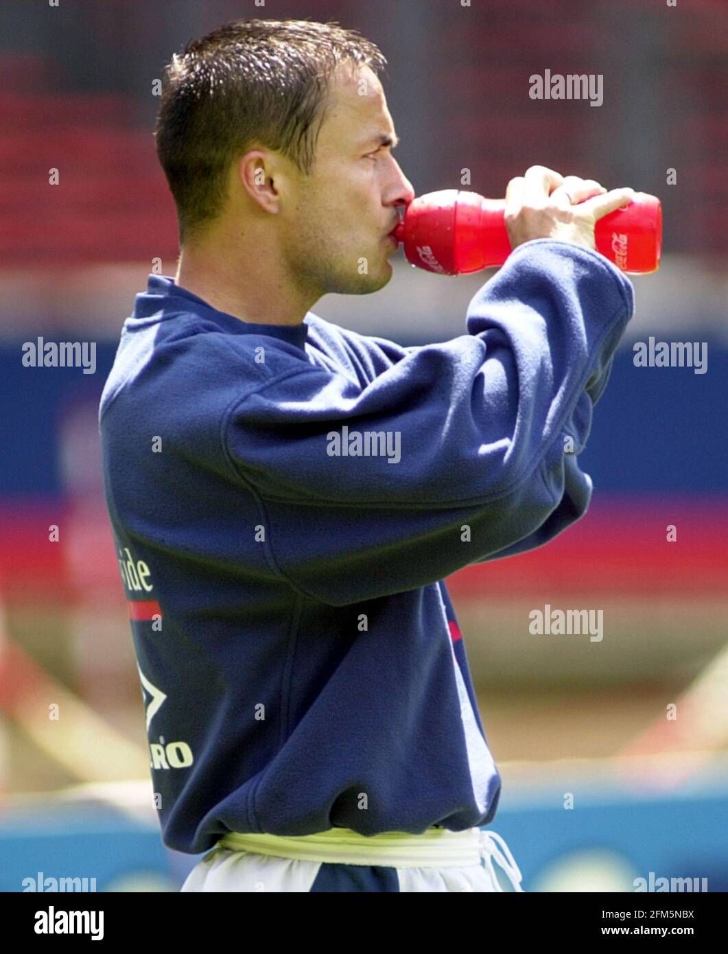 DENNIS SAGGIO INGHILTERRA CALCIATORE MAGGIO 2000 FORMAZIONE A WEMBLEY Foto Stock DENNIS SAGGIO INGHILTERRA CALCIATORE MAGGIO 2000 FORMAZIONE A WEMBLEY Foto Stock