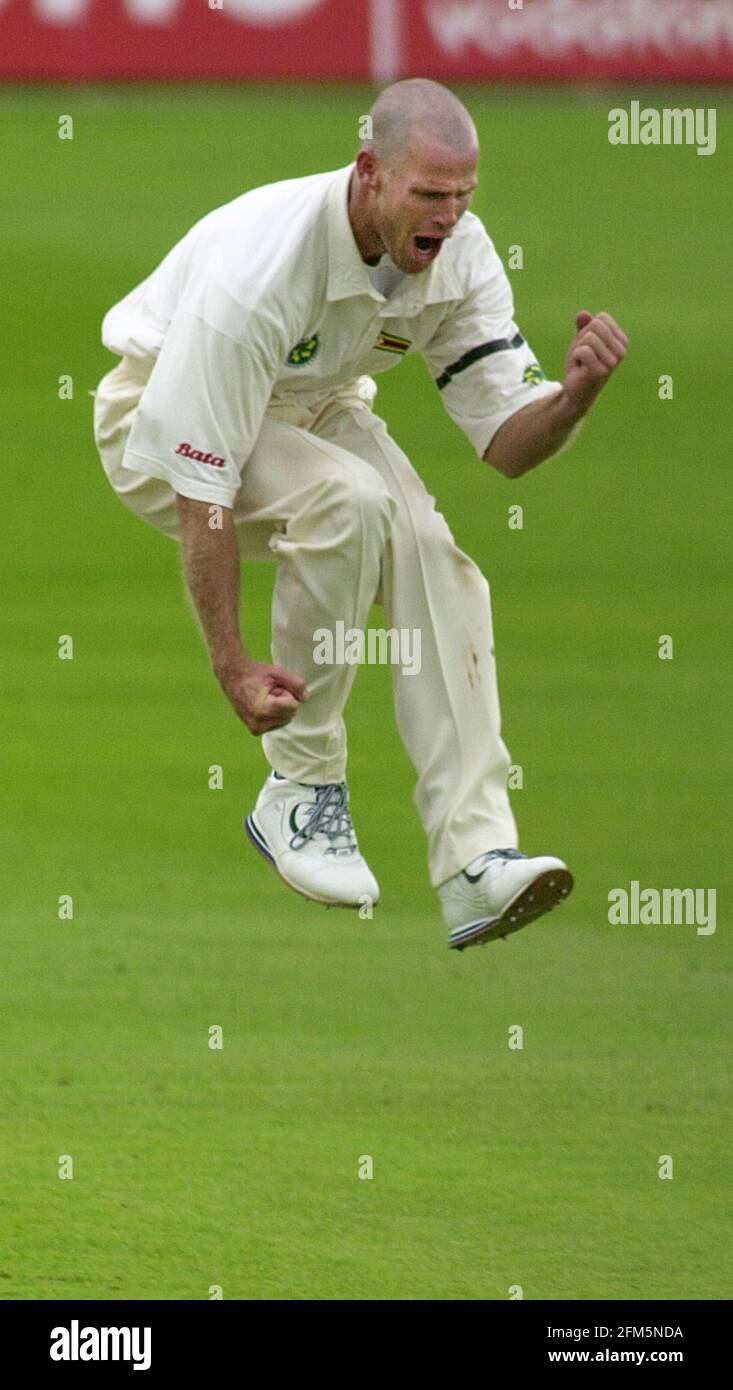 2° TEST INGHILTERRA V ZIMBABWE A TRENT BRIDGE 5/6/00. NEIL JOHNSON DOPO AVER PRESO IL WICKET DI HICK. Foto Stock