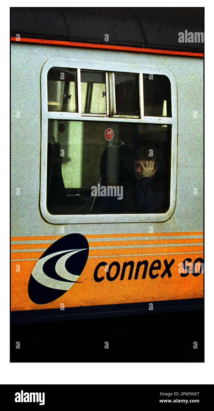 Connex South Central treno 2000 ottobre attraverso Clapham Junction ON Il giorno in cui è stato annunciato CONNEX aveva perso la loro franchising per eseguire il servizio ferroviario Foto Stock