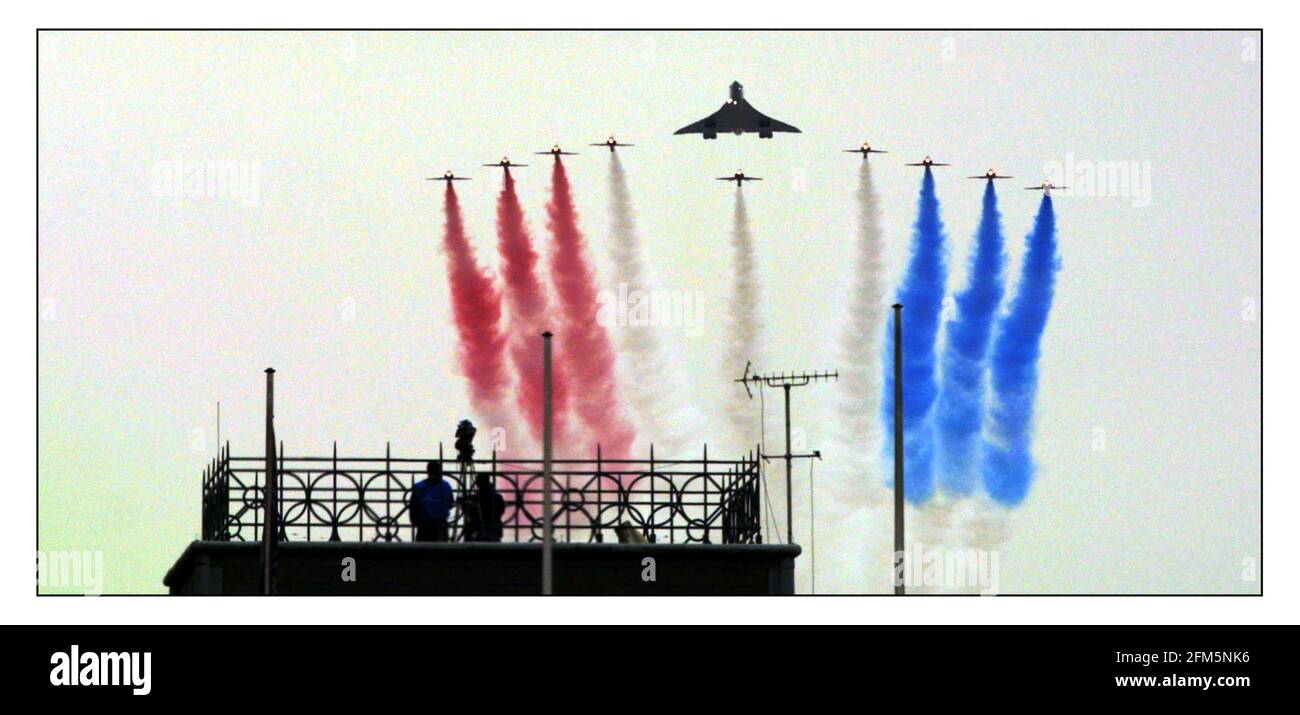 Giubileo d'oro......Concorde e le frecce rosse sorvolano Buckingham Palace sparato dall'Admiralty Arch. pic David Sandison The Independent 4/6/2002 Foto Stock