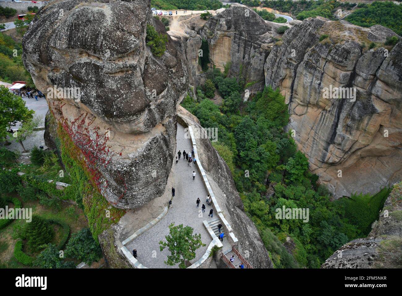 Veduta aerea dei turisti che visitano le formazioni rocciose di arenaria create durante il periodo Paleogene a Meteora, Kalambaka Tessaglia, Grecia. Foto Stock