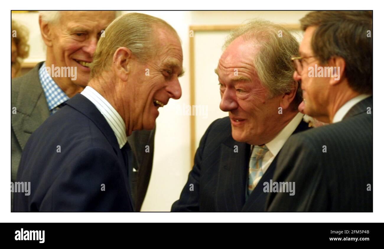La celebrazione delle arti delle regine... la sua maestà la Regina presenta i premi del Giubileo per sostenere i giovani artisti alla reale Accademia delle arti. Michael gambon e il principe Phillip hanno una foto di risata David Sandison 22/5/2002 Foto Stock