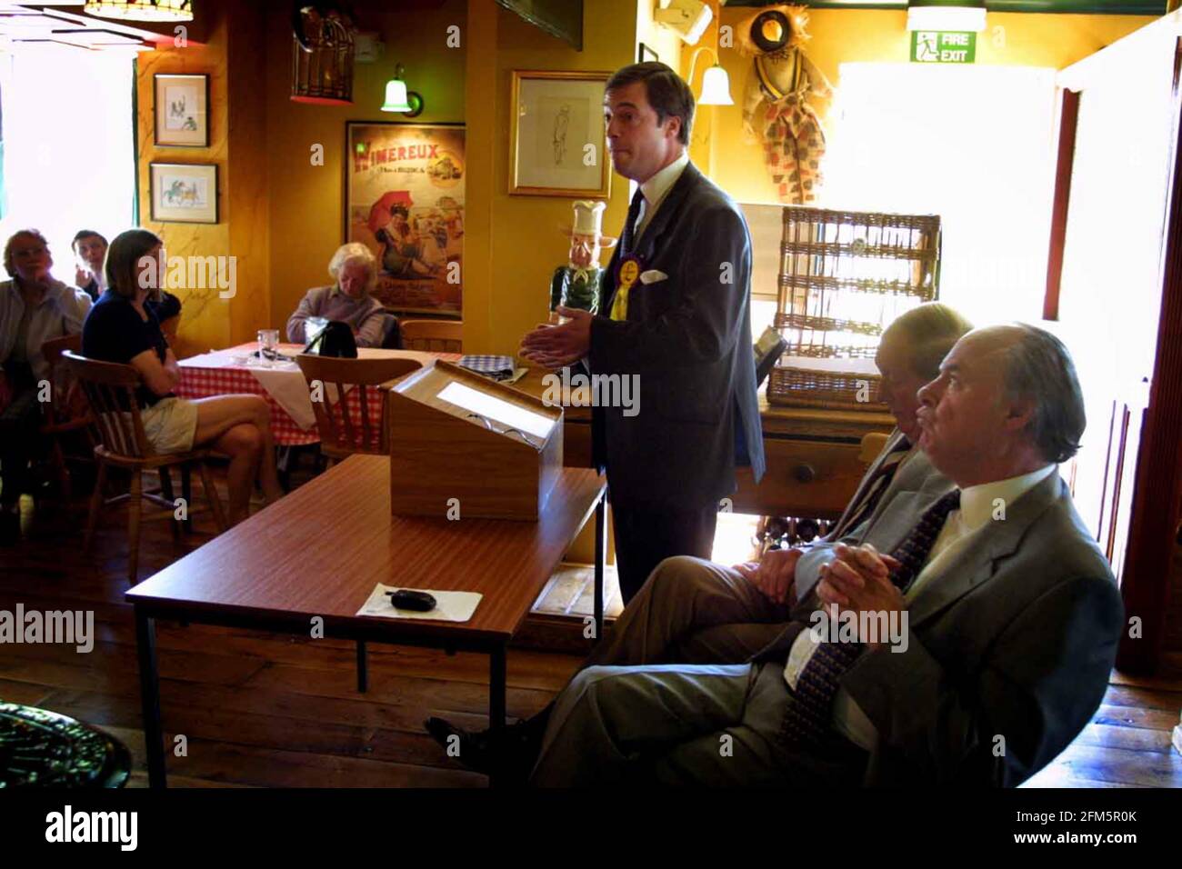 Nigel Farage partito indipendente elezioni generali maggio 2001 a parlare Un pub a Northiam nella circoscrizione di Bexhill e. Battaglia in primo piano è Charles Wardle ex conservatore che Lo sostiene contro i conservatori Foto Stock