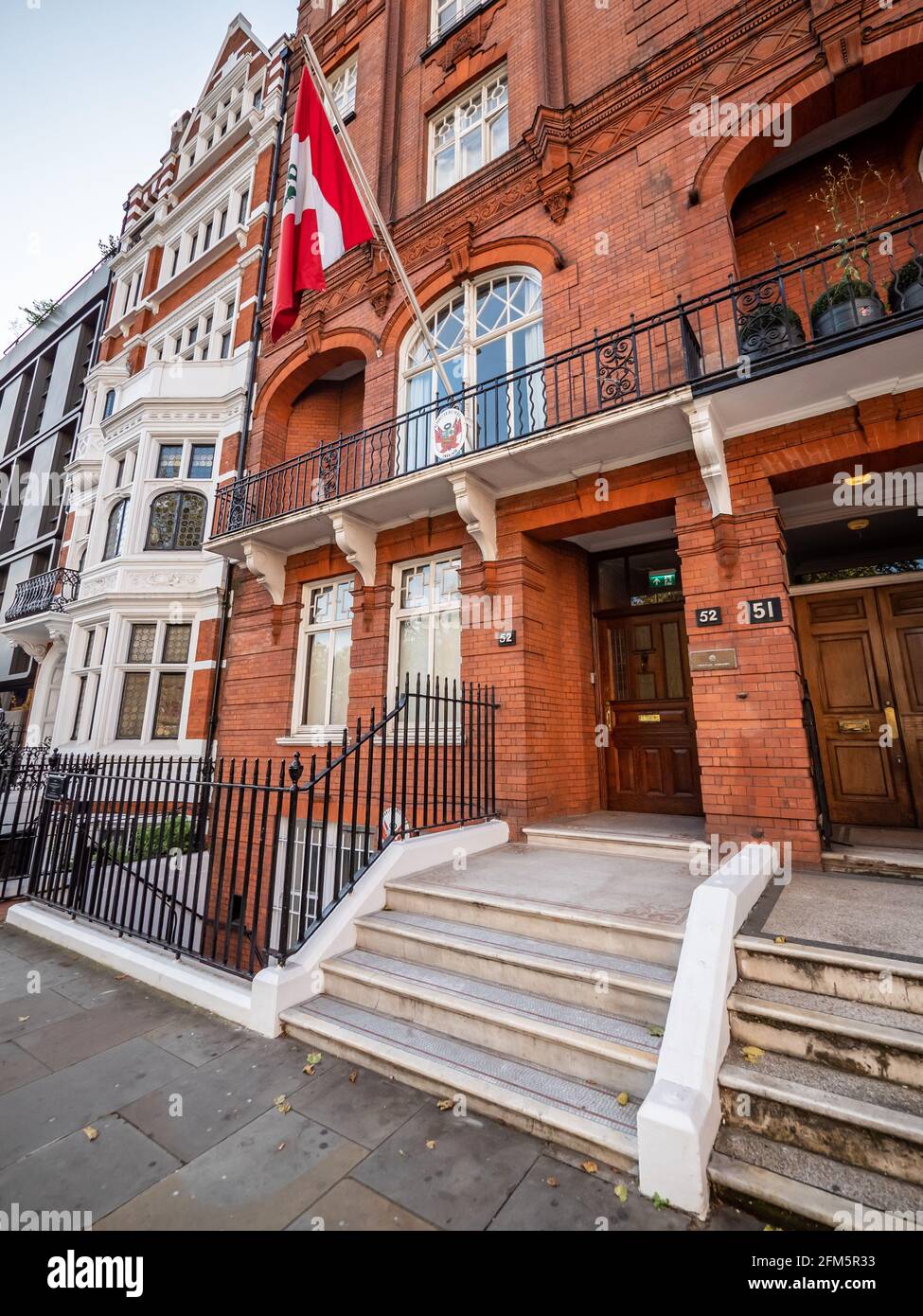 L'Ambasciata della Repubblica del Perù, Londra. L'Ambasciata peruviana del Regno Unito con la sua bandiera nazionale e cresta in una grande casa di Kensington a Londra Ovest. Foto Stock